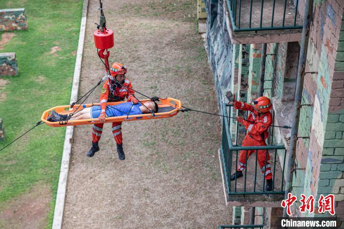 武警官兵利用移動起重機轉移“傷員”?！∮嗪Ｑ?攝