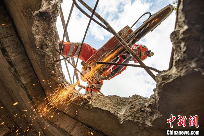 武警官兵利用內燃無齒鋸對密閉空間營救通道上的鋼筋進行切割?！∮嗪Ｑ?攝