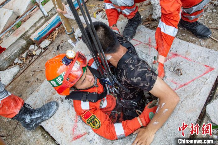武警官兵進行豎井救援?！∮嗪Ｑ?攝