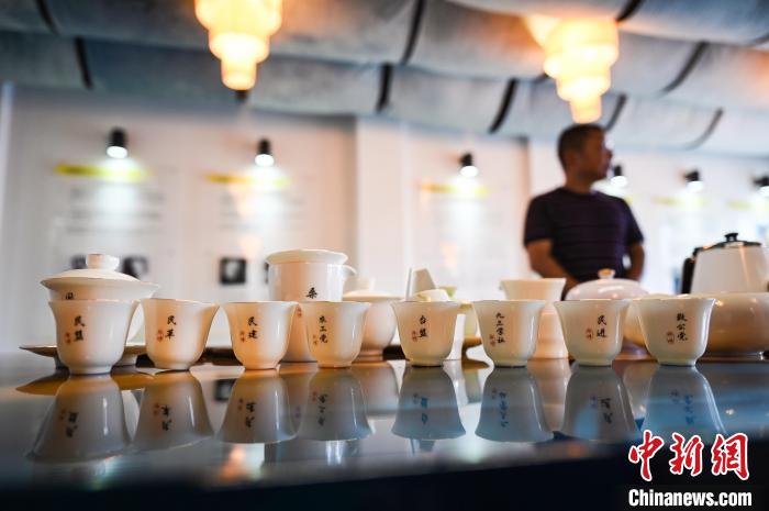 6月25日，四川成都邛崍夾關(guān)鎮(zhèn)“同心桑梓會(huì)客廳”內(nèi)擺放著分別印著每個(gè)民主黨派名稱的白瓷杯。　張興龍 攝