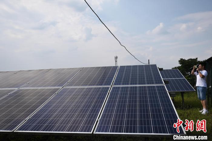 6月23日，媒體記者在四川武勝縣飛龍鎮(zhèn)五家?guī)r村光伏發(fā)電站參觀、拍照?！埮d龍 攝