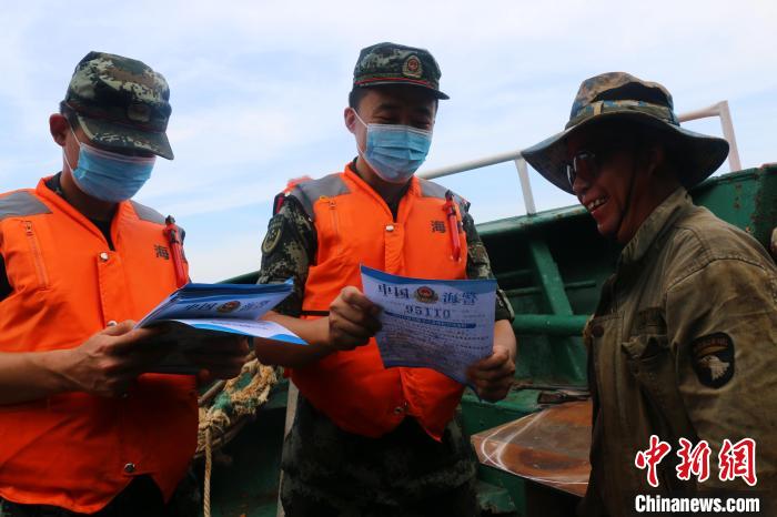 福州海警局在“95110海上報(bào)警服務(wù)臺(tái)”運(yùn)行2周年之際，組織開展95110宣傳活動(dòng)?！「Ｖ莺＞止﹫D