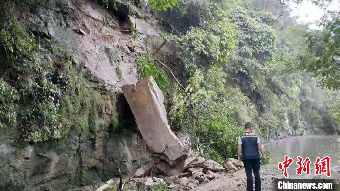 應急工作人員正在排查險情?！“椭袘本止﹫D