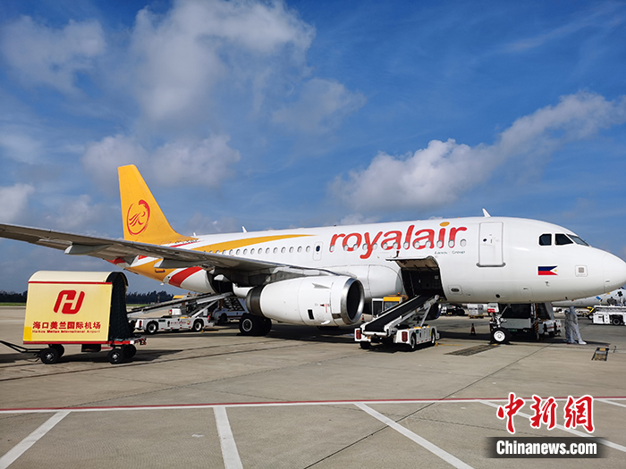 圖為執(zhí)飛該航線的空客A319飛機在美蘭機場等待裝載貨物。 <a target='_blank' href='http://www.chinanews.com/'>中新社</a>發(fā) ?？诿捞m國際機場 供圖