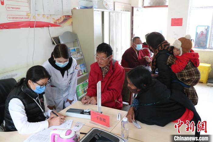 “同心·共鑄中國心”公益活動走進青海果洛為當(dāng)?shù)孛癖娒赓M義診