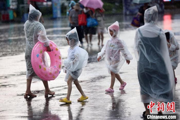 大雨帶來短暫清涼?！°蟛?攝