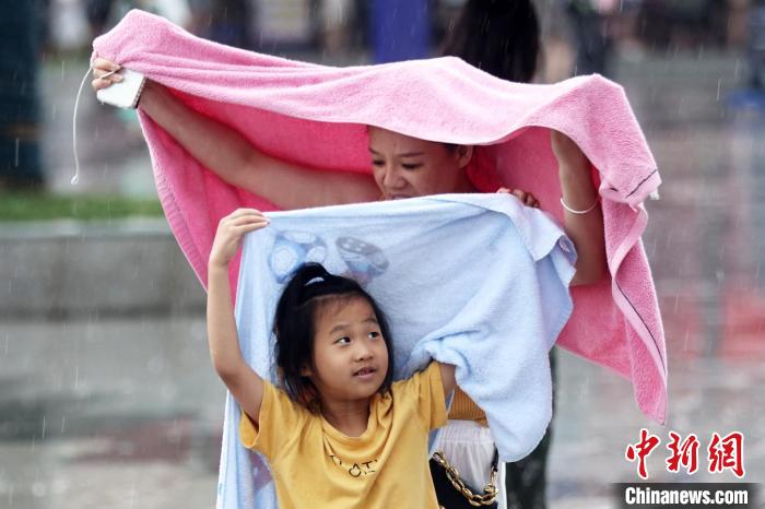 大雨帶來涼意。　泱波 攝