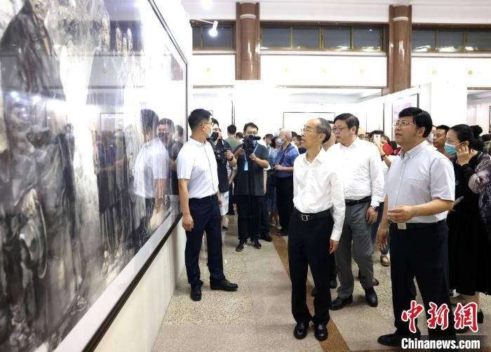 全國人大常委會副委員長、民革中央主席萬鄂湘等出席開幕式人士參觀展覽作品?！∶窀镏醒牍﹫D