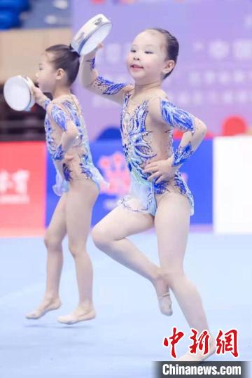 孩子們炫酷的體操表演收獲了不少叫好聲?！●R世軒 攝