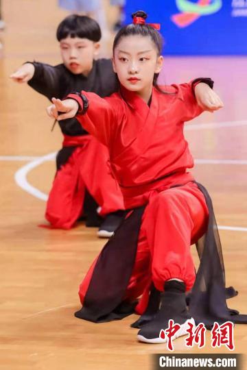 基礎(chǔ)的體操練習(xí)就是伸、轉(zhuǎn)、跳、跑、蹲等最符合生活形態(tài)的自然動作?！〗妖?攝