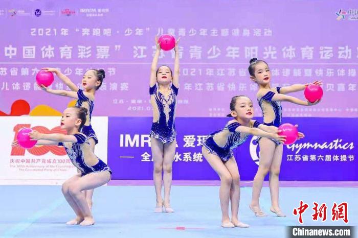 孩子們隨著動感的音樂舞動起來?！〔毯?攝