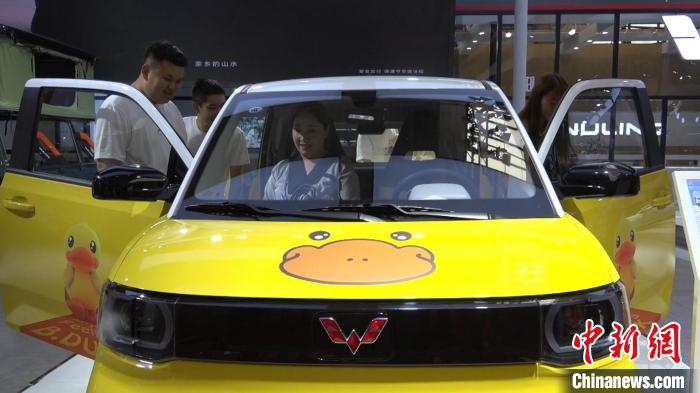 自帶“網(wǎng)紅”標簽的車型深受年輕人喜愛?！问㈤?攝