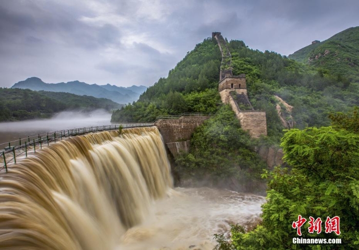 北京懷柔黃花城長(zhǎng)城水庫(kù)現(xiàn)瀑布景觀