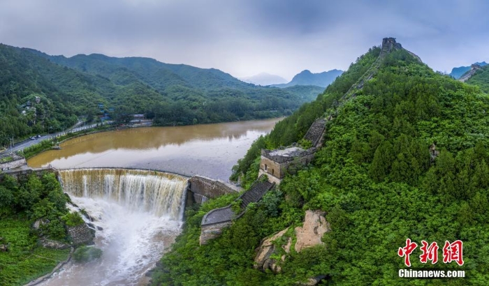 北京懷柔黃花城長(zhǎng)城水庫(kù)現(xiàn)瀑布景觀