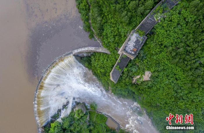 北京懷柔黃花城長(zhǎng)城水庫(kù)現(xiàn)瀑布景觀