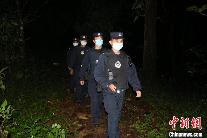 圖為民警在邊境一線開展夜間巡邏?！∑斩吘彻芾碇ш?duì)供圖