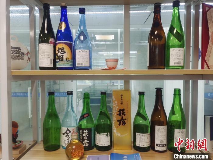 荻野大辦公室展示的日本清酒。　唐小晴 攝