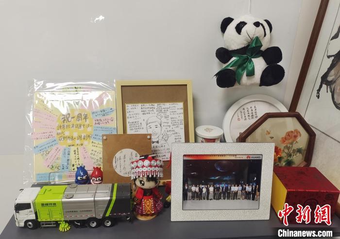 中國朋友送給荻野大的禮物?！√菩∏?攝