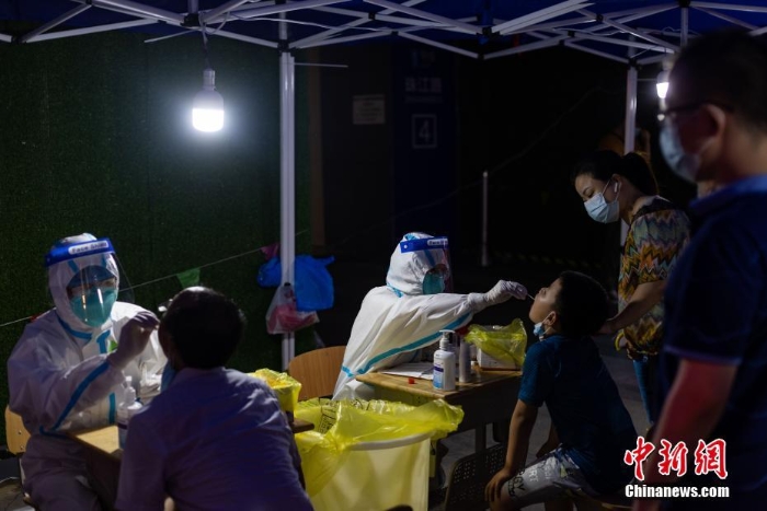 直擊夜幕下的南京街頭核酸檢測點(diǎn)