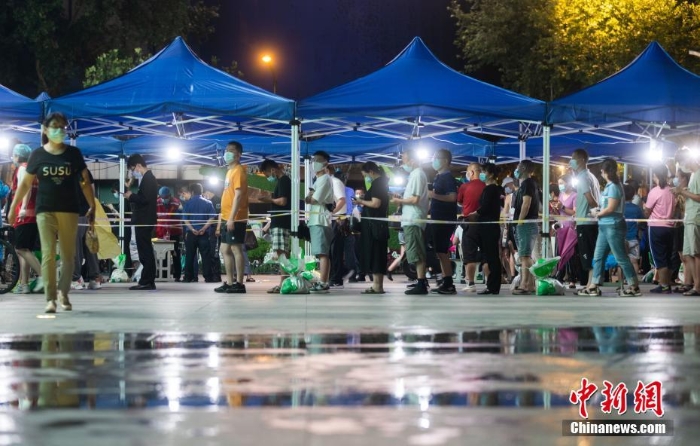 直擊夜幕下的南京街頭核酸檢測點(diǎn)