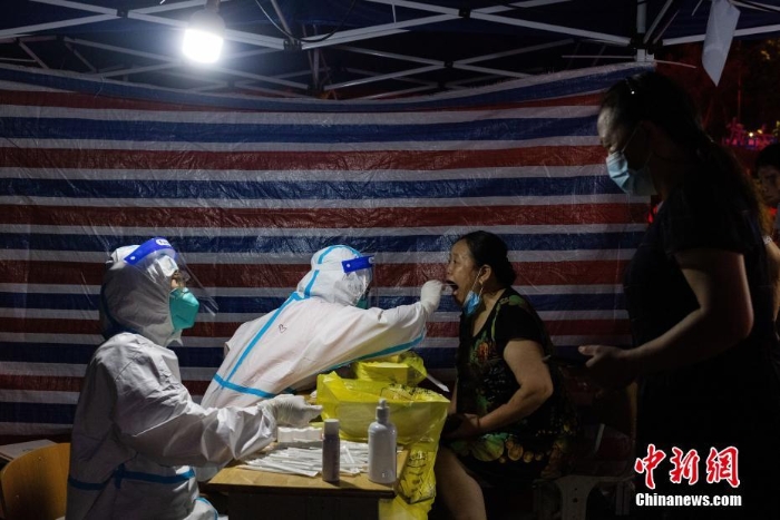 直擊夜幕下的南京街頭核酸檢測點(diǎn)