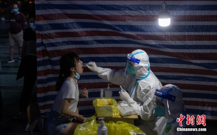 直擊夜幕下的南京街頭核酸檢測點(diǎn)