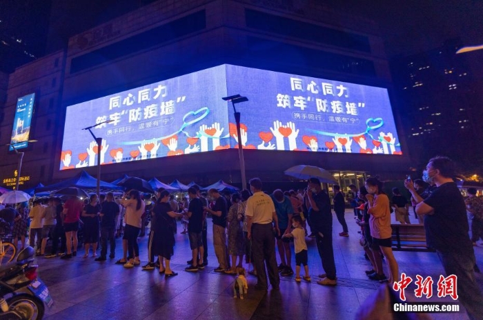 直擊夜幕下的南京街頭核酸檢測點(diǎn)