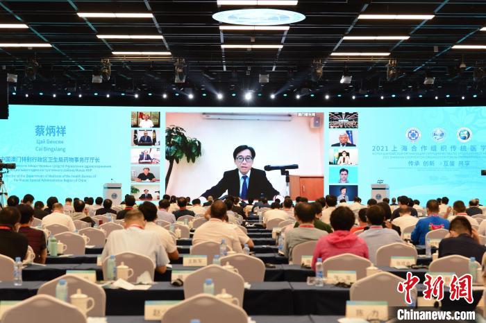 中國(guó)澳門(mén)特別行政區(qū)衛(wèi)生局藥物事務(wù)廳廳長(zhǎng)蔡炳祥通過(guò)視頻分享了澳門(mén)中醫(yī)藥發(fā)展情況?！⒄祭?攝