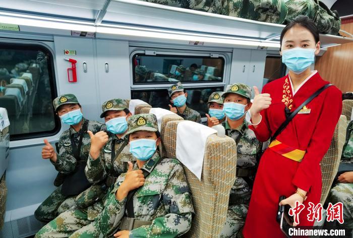 和西藏拉林鐵路“動姐”合影?！顒P 攝