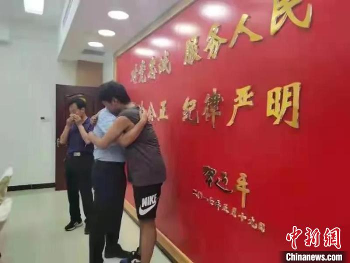 長(zhǎng)治長(zhǎng)子警方跨越山西、山東、河南3省，幫助該縣居民楊某夫婦找回被拐23年的兒子?！￠L(zhǎng)治市公安局供圖