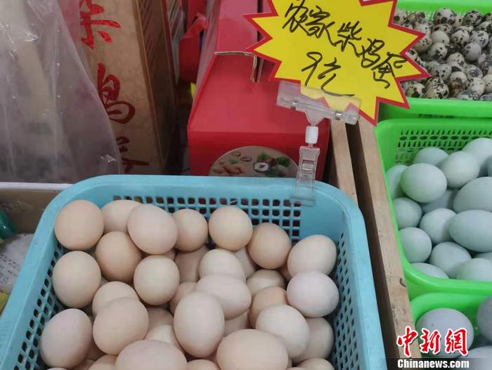 北京市西城區(qū)某菜市場內(nèi)雞蛋價格。 <a target='_blank' href='http://www.chinanews.com/' >中新網(wǎng)</a>記者 謝藝觀 攝