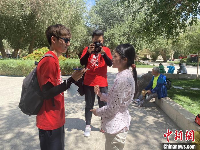 隴澳青年在莫高窟景區(qū)開展游客調(diào)研、景區(qū)評估活動?！≈鞎詵| 攝