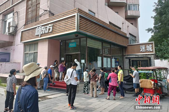 正在等待孩子下課的家長(zhǎng)們。<a target='_blank' href='http://www.chinanews.com/' >中新網(wǎng)</a> 左雨晴 攝