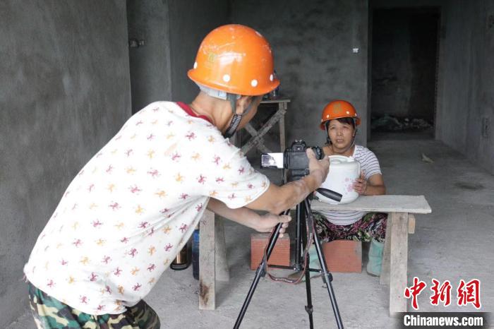 川哥在工地上拍攝視頻?！∈茉L者供圖