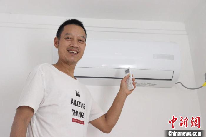 川哥介紹家里的新空調(diào)?！∈茉L者供圖