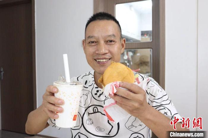 工頭預(yù)支生活費后，川哥吃漢堡?！∈茉L者供圖