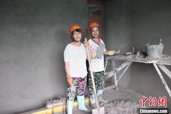 川哥和老婆在工地上工作?！∈茉L者供圖