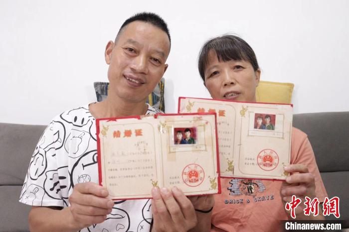 川哥和老婆曬結(jié)婚證?！∈茉L者供圖