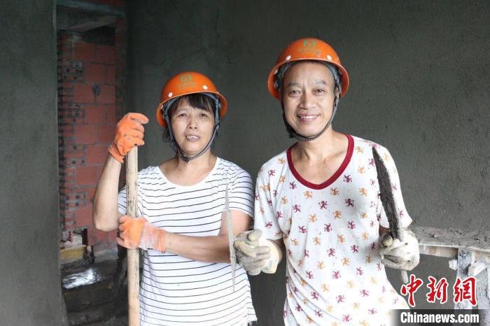 川哥和老婆。　受訪者供圖