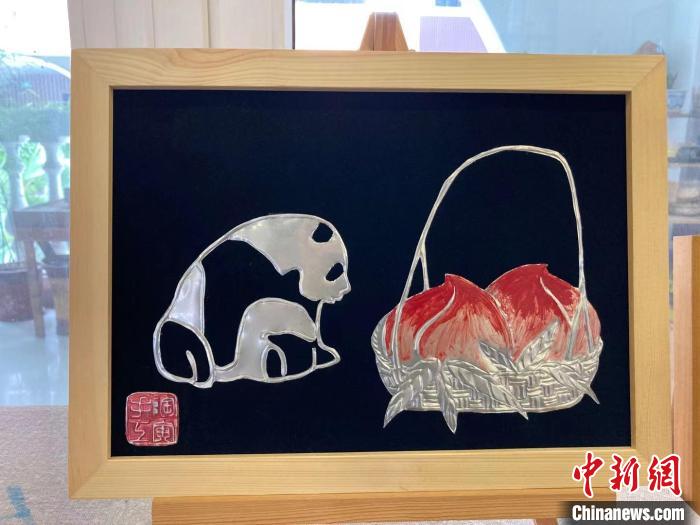 陶思俊用易拉罐創(chuàng)作的蓉寶作品。　陳靜 攝