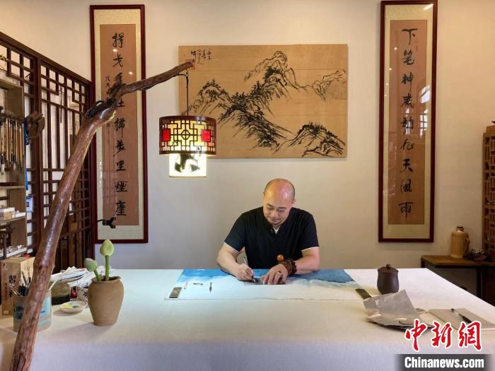 陶思俊正創(chuàng)作易拉罐蓉寶?！￡愳o 攝