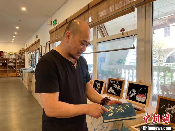 陶思俊展示扎染蓉寶作品。　陳靜 攝