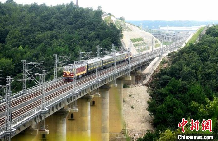 資料圖：聯(lián)調聯(lián)試檢測車奔馳在貴陽環(huán)線天河潭至湖潮區(qū)間。　田秘 攝