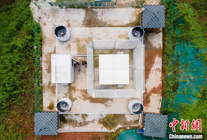 航拍“跨圈層擾動監(jiān)測系統(tǒng)”監(jiān)測站?！⒅铱?攝