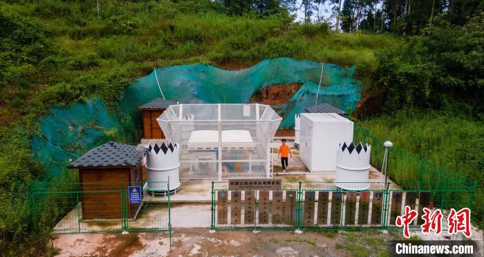 博士生毛志強在“跨圈層擾動監(jiān)測系統(tǒng)”監(jiān)測站忙碌。　劉忠俊 攝