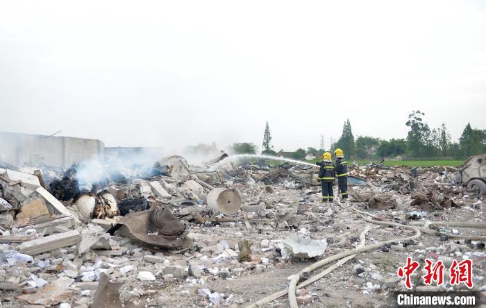 消防救援人員清理爆炸現(xiàn)場煙點。(資料圖) 穆旭 攝