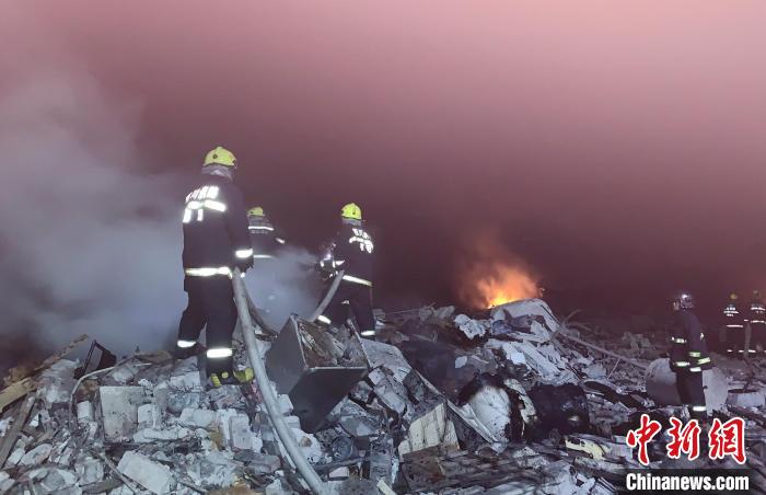 消防救援力量正在廣漢煙花爆竹燃爆事故現(xiàn)場清理火點。(資料圖) 張金 攝