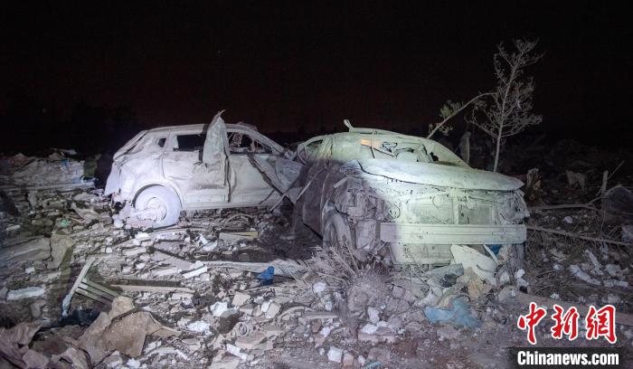 廣漢煙花爆竹燃爆事故現(xiàn)場受損的車輛。(資料圖) 張金 攝