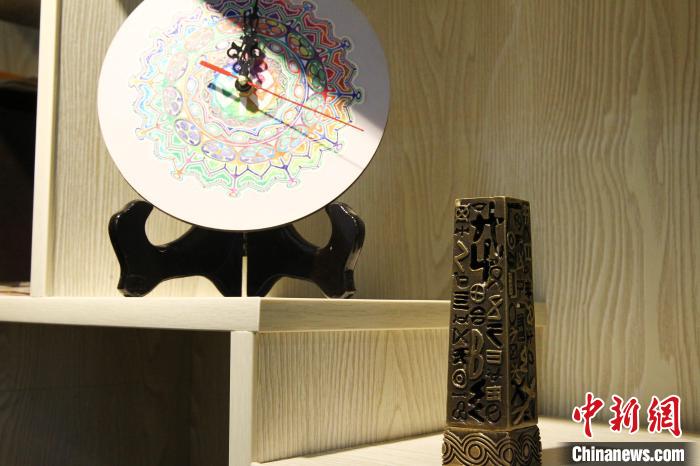 圖為青海河湟文化文創(chuàng)產(chǎn)品展示。(資料圖) 張?zhí)砀?攝