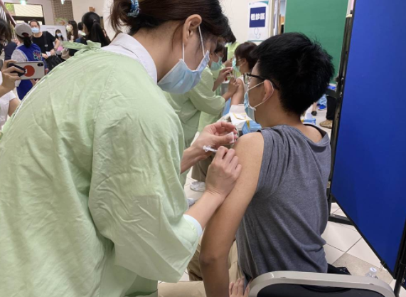 驚！臺(tái)中接種疫苗后猝死逾百例 竟是確診死亡人數(shù)20倍_1630392517905